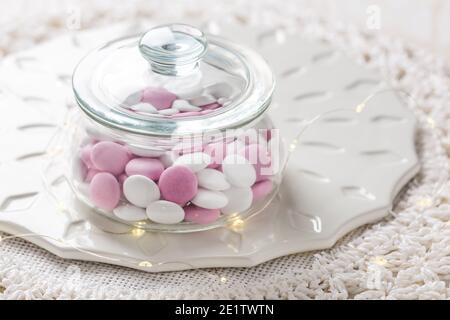 Lentilles au chocolat blanc et rose au goût de menthe poivrée en verre Banque D'Images