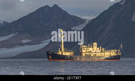 Mme Origo navigue au milieu de la glace de l'océan Arctique autour de Svalbard. Banque D'Images