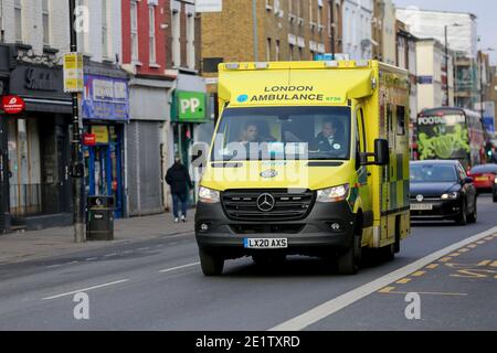 Londres, Royaume-Uni. 31 décembre 2020. Une ambulance londonienne est vue dans la rue. Le London Ambulance Service est extrêmement occupé en raison de la pandémie de Covid-19. Credit: Dinendra Haria/SOPA Images/ZUMA Wire/Alay Live News Banque D'Images