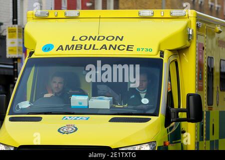 Londres, Royaume-Uni. 31 décembre 2020. Une ambulance londonienne est vue dans la rue. Le London Ambulance Service est extrêmement occupé en raison de la pandémie de Covid-19. Credit: Dinendra Haria/SOPA Images/ZUMA Wire/Alay Live News Banque D'Images