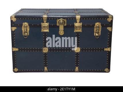 Billet d'étain antique Steamer Trunk poitrine fermé isolé sur fond blanc Banque D'Images