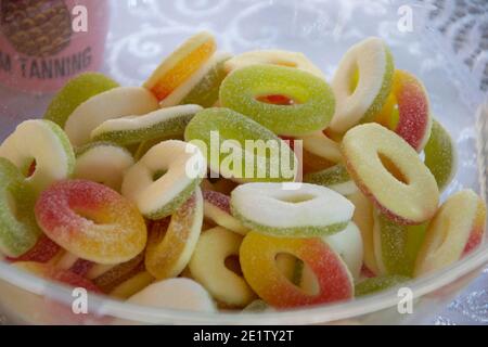 Bonbons délicieux, bonbons multicolores pour les enfants, fête d'anniversaire, nourriture sucrée dans une assiette, gelée en forme de bague, concept de fête Banque D'Images