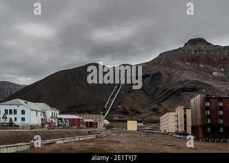 Des travaux industriels abandonnés et abandonnés à Pyramiden, abandonnèrent la mine russe de Svalbard. Vue du tramway jusqu'à la mine de charbon Banque D'Images
