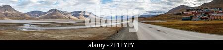 Vue panoramique vers l'est le long de l'Adventfjord à la périphérie de Longyearbyen sur Svalbard Banque D'Images