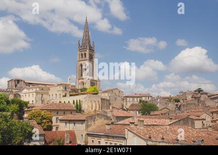 Une vue sur l'église monolithique et le village de Saint-Émilion dans la région viticole de Bordeaux lors d'une belle journée d'été. Banque D'Images