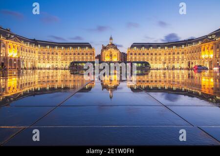 Vue en soirée de la place de la Bourse avec le miroir d'eau à Bordeaux, France Banque D'Images