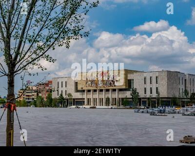 La place Skanderbeg et le Musée national d'histoire pendant les travaux de construction. Tirana, Albanie Banque D'Images