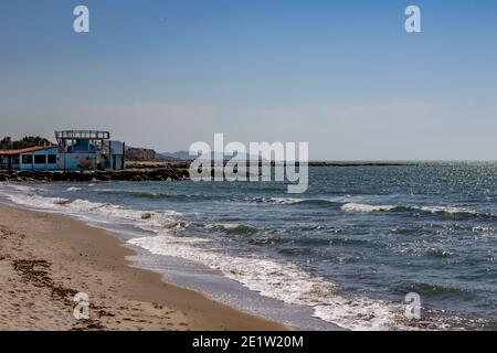 Un abri nucléaire est réaménagé dans un restaurant de pizza de plage, l'Albanie. Les bunkers de l'ère communiste ont été construits par le dictateur Enver Hoxha pendant la Guerre froide. Banque D'Images