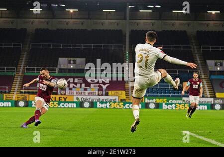 TURF Moor, Burnley, Lanchashire, Royaume-Uni. 9 janvier 2021. Football de la coupe FA anglaise, Burnley contre les dons de Milton Keynes ; Phillip Bardsley de Burnley traverse le ballon tandis que Daniel Harvie de MK dons tente de bloquer Credit: Action plus Sports/Alamy Live News Banque D'Images