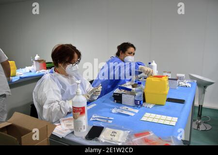 Naples, Italie - 09 janvier 2021 : Le Centre de Naples de la Société de santé locale 1 a mis en place dans les pavillons de l'exposition outre-mer, un centre de vaccination contre Covid-19. À ce stade précoce, le vaccin est administré à tout le personnel médical et infirmier.plus de 1,500 vaccins seront administrés quotidiennement aux opérateurs qui en font volontairement la demande. Les infirmières préparent les doses du vaccin Pfizer-Biontech (photo de Pasquale Senatore/Pacific Press) Banque D'Images