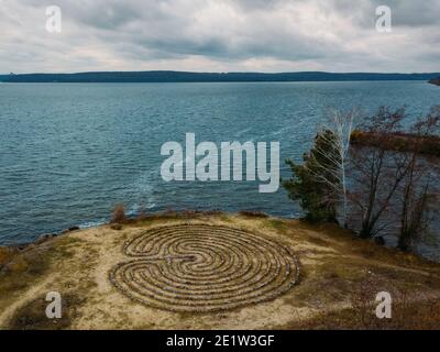 Labyrinthe en spirale fait de pierres sur la côte, vue aérienne . Banque D'Images