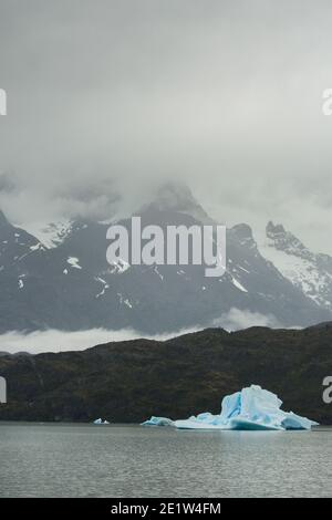 Des icebergs vêtus de Glacier Grey flottent à Lago Grey en face des sommets déchiquetés du parc national Torres del Paine, Patagonie, Chili Banque D'Images