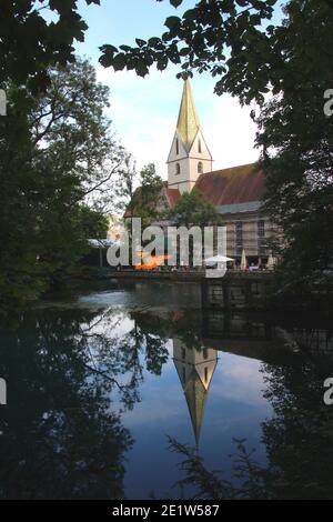 ALLEMAGNE, BLAUBEUREN, BLAUTOPF, 20 JUILLET 2013 : le Blautopf reflète l'abbaye de Blaubeuren Banque D'Images