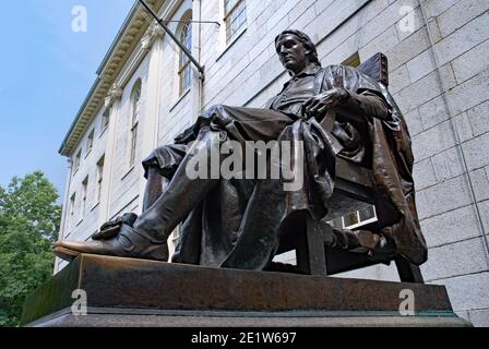 Boston, Massachusetts, États-Unis - 7 juillet 2008 : statue du fondateur John Harvard sur le campus de l'Université Harvard Banque D'Images