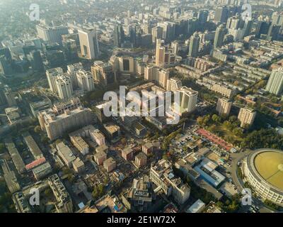 Vue aérienne de la ville avec les gratte-ciel et les gratte-ciel un jour avec le smog léger dans le district de Dongcheng et Chaoyang de la capitale chinoise de Beijing, Chine, RPC. © Time-snapshots Banque D'Images
