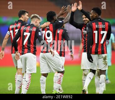 Milan, Italie. 9 janvier 2021. Frank Kessie (3e L) d'AC Milan célèbre son but avec ses coéquipiers lors d'un match de football entre AC Milan et Turin à Milan, Italie, le 9 janvier 2021. Crédit: Alberto Lingria/Xinhua/Alay Live News Banque D'Images