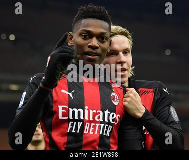 Milan, Italie. 9 janvier 2021. Rafael Leao (L) d'AC Milan célèbre son but lors d'un match de football série A entre AC Milan et Torino à Milan, Italie, le 9 janvier 2021. Crédit: Alberto Lingria/Xinhua/Alay Live News Banque D'Images