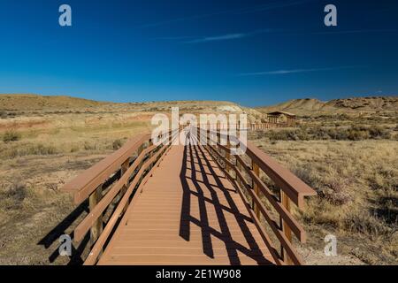 Promenade permettant aux personnes handicapées d'accéder au Red Gulch Dinosaur Tracksite sur le terrain BLM près de Graybull et Shell, Wyoming, États-Unis Banque D'Images