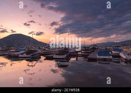 Penticton, Colombie-Britannique/Canada - 7 juillet 2020 : vue au coucher du soleil sur les bateaux amarrés à la marina et au Yacht Club de Penticton, sur le lac Okanagan. Banque D'Images