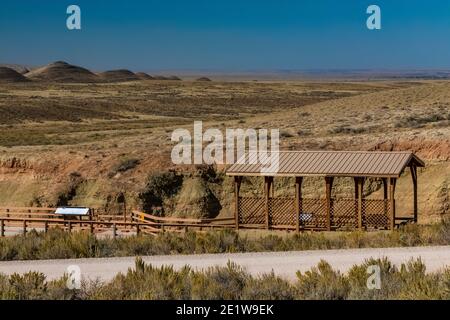 Sentier d'interprétation et structure ombragée au Red Gulch Dinosaur Tracksite sur le terrain BLM près de Graybull et Shell, Wyoming, États-Unis Banque D'Images