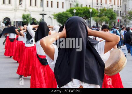 Les féministes se regroupent en jupes rouges portant des foulards noirs comme un signe de deuil lorsque des centaines d'activistes et de victimes de violence policière sont descendus dans la rue pour exiger des peines pour les responsables des décès enregistrés dans les dernières manifestations citoyennes. Banque D'Images