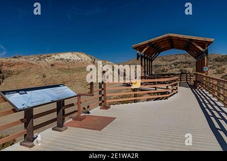 Sentier d'interprétation et structure ombragée au Red Gulch Dinosaur Tracksite sur le terrain BLM près de Graybull et Shell, Wyoming, États-Unis Banque D'Images