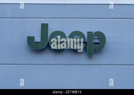 NEW YORK, NY – le 07 JANVIER 2021 : le logo de Jeep est visible dans un concessionnaire du Upper West Side de Manhattan. Banque D'Images