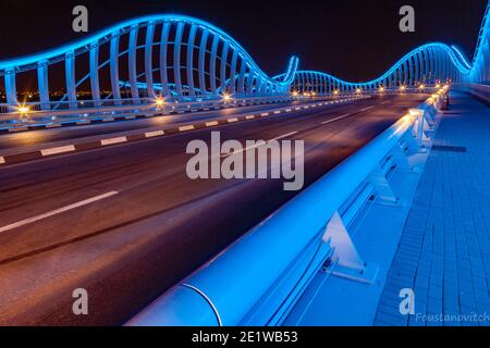 Emirats Arabes Unis,Dubaï, vue du pont Meydan par nuit,23 septembre 2016 Banque D'Images