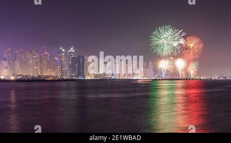 Emirats Arabes Unis, Dubaï, 2 décembre 2016, vue sur Dubai Marina frieworks de la Palm Jumeirah Banque D'Images