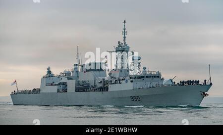 La frégate de la Marine royale du Canada NCSM Halifax (FFH330) arrive à Portsmouth (Royaume-Uni) le 8 janvier 2021. Banque D'Images