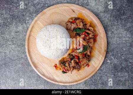 Cuisine thaïlandaise de rue, porc sauté avec basilic et riz. Banque D'Images