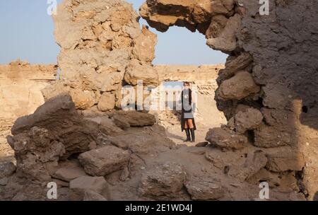 Femme d'âge moyen portant le costume de steampunk de Freedom Fighter son vieux village détruit Banque D'Images