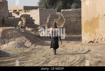 Femme d'âge moyen portant le costume de steampunk de Freedom Fighter son vieux village détruit Banque D'Images
