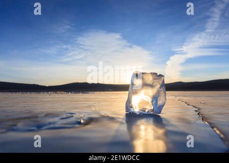 Lever du soleil sur le lac glacé Khogsvol en Mongolie Banque D'Images