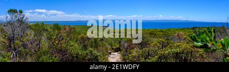 Vue panoramique sur la mer côtière au sommet de la piste de marche Beecroft Head, réserve d'Abrahams Bosom, Jervis Bay, Nouvelle-Galles du Sud, Australie Banque D'Images