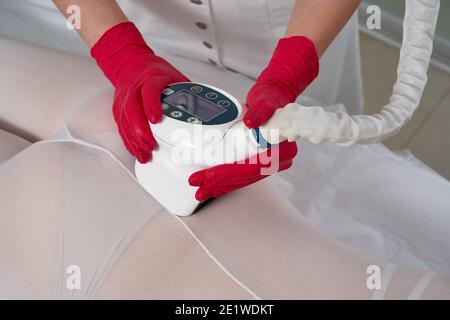 Belle femme obtenant la thérapie de cellulite de beauté avec machine GPL Banque D'Images
