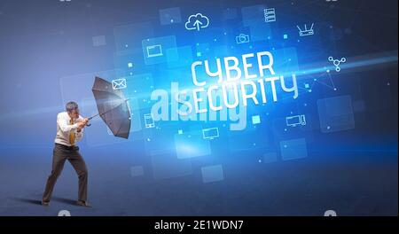 Homme d'affaires se défendant avec le parapluie de la cyber-attaque et de L'inscription DE CYBER SÉCURITÉ, concept de sécurité en ligne Banque D'Images