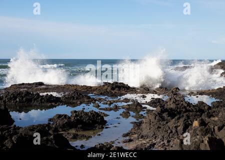 De grandes vagues s'écrasant sur des rochers près de Yachats, Oregon. Banque D'Images