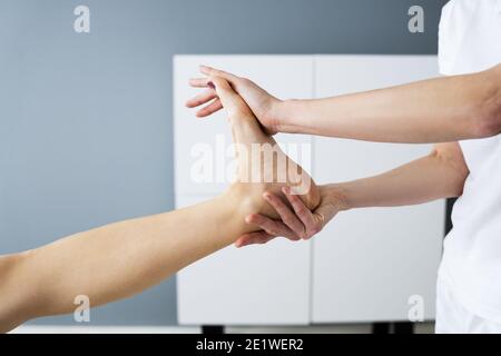 Acupuncture Femme massage des pieds et traitement de la douleur Banque D'Images