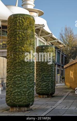 Basingstoke, Royaume-Uni - 25 décembre 2020 : les sculptures en céramique les arbres des fontaines de Richard Perry au milieu de la place du Festival dans le centre-ville de Basingstoke Banque D'Images