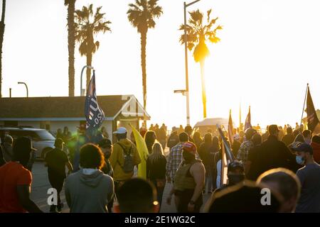 San Diego, Californie, États-Unis. 9 janvier 2021. Quelques centaines de partisans du président Donald Trump ont défilé à Pacific Beach lors d'une assemblée déclarée illégale à San Diego, en Californie, le 9 janvier 2021. Crédit : Dominick Sokotooff/ZUMA Wire/Alamy Live News Banque D'Images