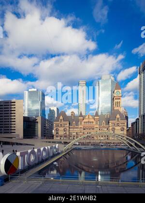 Vue sur le vieil hôtel de ville, le panneau 3D TORONTO et Nathan Phillips Square au centre-ville de Toronto, Ontario, Canada. Banque D'Images