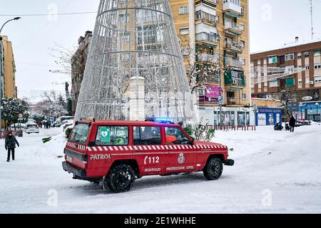 Mostoles, Espagne. 09e janvier 2021. Une voiture d'urgence conduit le long d'une rue enneigée pendant la forte chute de neige de Filomena.la tempête Filomena laisse plusieurs pouces de neige lourde à Mostoles, en Espagne. Crédit : SOPA Images Limited/Alamy Live News Banque D'Images