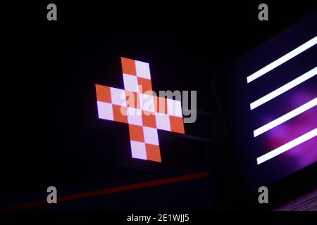 Croix de pixels lumineuse des lampes LED sur fond noir. Croix avec un motif en blanc et orange symbole de la santé, de la médecine, de l'auto-soins. Stocker la photo avec Banque D'Images