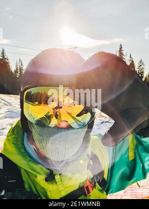 homme prenant le selfie dans le casque de ski lunettes et masque de snowboard Banque D'Images