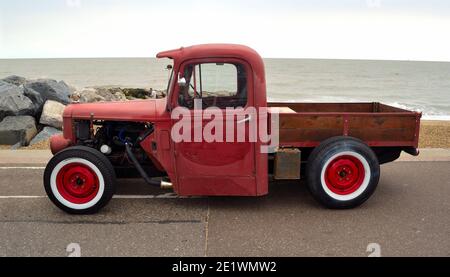 Pick-up Classic Hot Rod sur la promenade du front de mer avec la mer en arrière-plan Banque D'Images