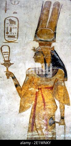 6703. La reine Nefertari, épouse du Pharaon Ramesses II , tenant un sistrum (instrument de musique), peinture murale d'un tombeau à Abu Simbel. Banque D'Images