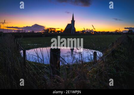 Pittoresque église Den Hoorn dans les zones rurales des îles de Wadden Texel en Hollande du Nord, pays-Bas Banque D'Images