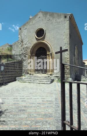 Vue de la vieille ville de Savoca de l'église médiévale de Sicile histoire et l'architecture preuve, l'accent sélectif sur l'entrée de porte Banque D'Images