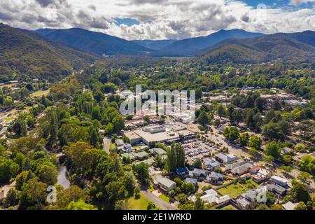 Vue aérienne de la belle ville de Bright dans les Alpes victoriennes, Australie Banque D'Images